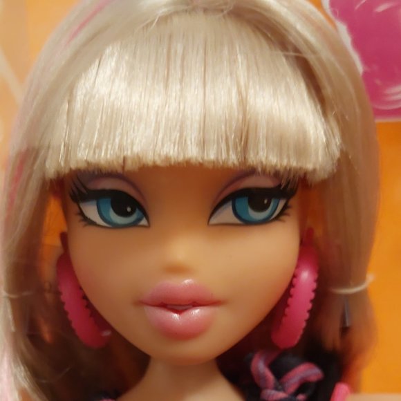 BRATZ NEON RUNWAY CHLOE - Picture 3 of 7